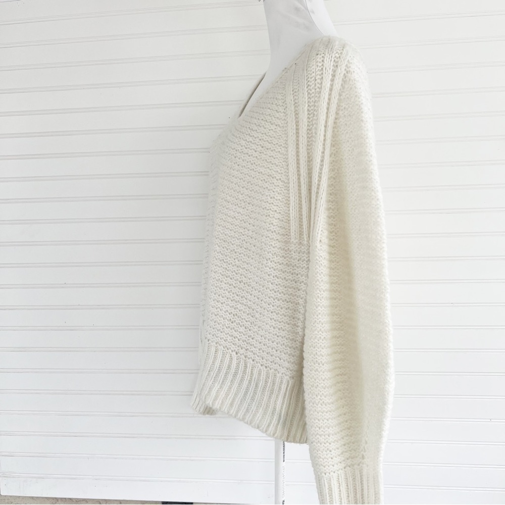 Universal Thread Knit sweater Size Medium - Picture 3 of 9